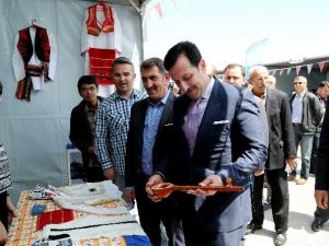 Uluslararası Öğrencilerden Erdoğan Tok’a Sevgi Gösterisi