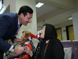 Erdoğan Tok Huzur Evindeki Anneleri Sevindirdi