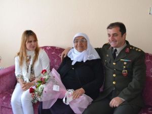 Kulu’da Jandarma’dan Annelere Çiçek