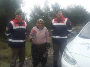 Jandarma’dan Annelere Karanfil