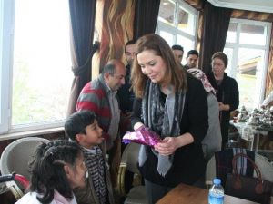 AK Parti Van Milletvekili Adayı Özge Burak Değer, Engelli Çocuklar Ve Anneleri İle Bir Araya Geldi