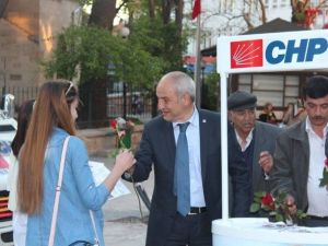 Fazıl Kasap Annelere Karanfil Dağıttı