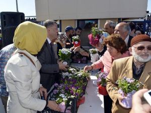 Üsküdar Belediyesi’nden Annelere Binlerce Çiçek