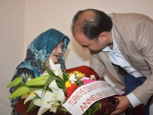 Ege’nin En Yaşlı Kadınına Başbakandan Gül