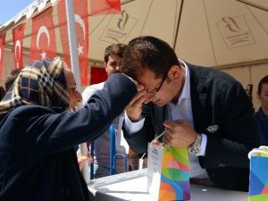 Menekşeler, ’Çiçek Annelere’ Hediye Edildi