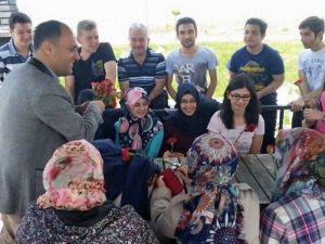 Başkan Özaltun, Karanfil Uzattığı Annelerin Gününü Kutladı