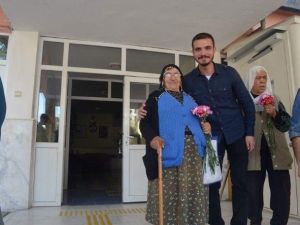 AK Partili Gençler, Huzurevini Ziyaret Etti