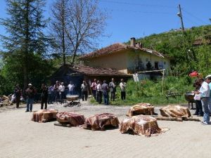 Selöz Köyündeki Hıdrellez Kutlamasında 20 Kazan Etli Pilav Dağıtıldı