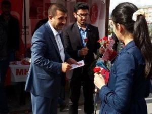 MHP İl Başkanı Anatepe, Anneler Günü’nde Karanfil Dağıttı
