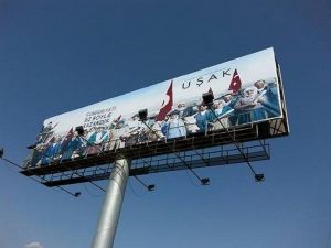 Uşak’ın Giriş Ve Çıkışlarına Dev Totemler Yapıldı