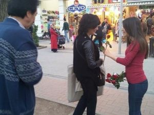 Ülkü Ocakları Anneler Gününde Karanfil Dağıttı