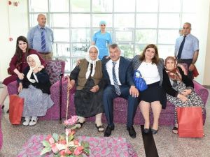 Karalar Çifti Huzurevindeki Anneleri Unutmadı