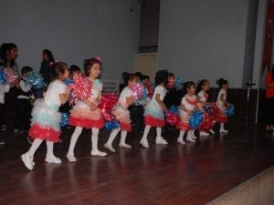 Anaokulu Öğrencilerinden Anneler Günü Kutlaması