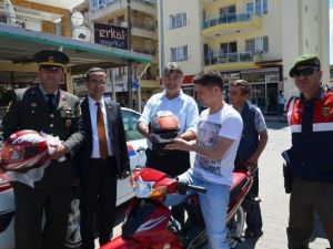 Ayvalık Belediyesi Motosiklet Sürücülerine Kask Dağıttı