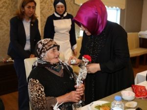 67 Yaşındaki Engelli Oğluna Bakan Nazife Çeşmeci Yılın Annesi Seçildi