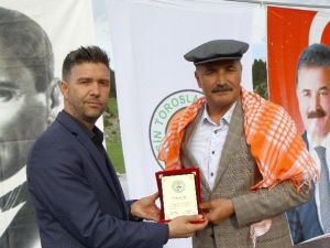 Başkan Tuna’ya Yörükler’den Plaket