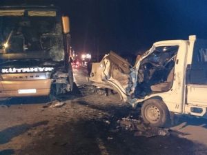 Kamyonetli Otobüs Çarpıştı: 2 Yaralı