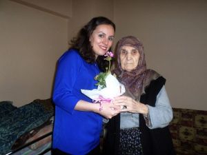 TEBEV’den Emektar Annelere Çiçek