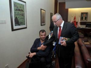 İstanbul’dan Gelen Ortopedik Engelliler Derneği Vali Tuna’yı Ziyaret Etti