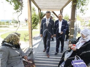 Yaşlı Teyzelerden Örnek Davranış