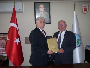 3 Katlı Binası Ve Arabasını Mehmetçik Vakfı’na Bağışladı