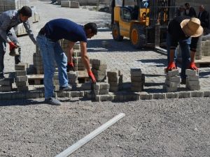 Adilcevaz Belediyesi’nden Parke Taşı Döşeme Çalışması