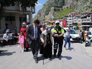 Polisten Yaşlı Kadına Yardım Eli