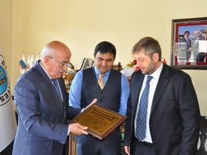 Hayırsever İş Adamına Fahri Hemşehrilik Beratı