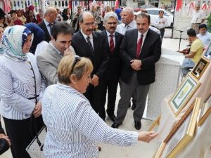 Yurtta Kalan Üniversiteli Kızlardan Tezhip Sergisi
