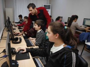 Bayraklı’da Çocuklara Bilgisayar Kursu