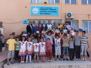 Okullara Spor Malzemesi Yardımı Sürüyor