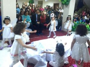Miniklerin Neşe Dolu Anneler Günü Kutlaması