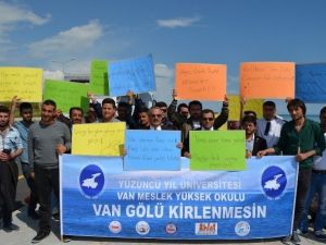 Öğrenciler Van Gölü Sahilini Temizledi