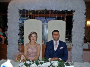 AK Partililer Nişanda Buluştu