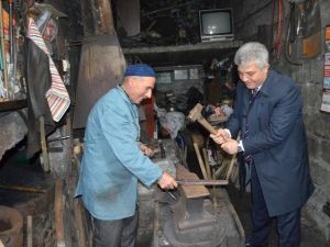 AK Parti Trabzon Milletvekili Adayı Günnar Demircide Örsün Başına Geçip Demir Dövdü