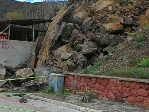 Tortum’da Yamaçtan Kopan Kayalar Tehlike Saçıyor