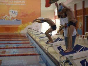 Engelli Sporcular Yüzme Yarışmasında Mücadele Etti