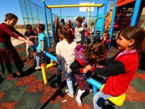 Edremit Belediyesi’nden 7 Mahalleye Çocuk Oyun Alanı