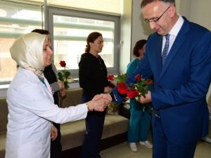 Bulancak Belediye Başkanı Recep Yakar’dan Hemşirelere Gül