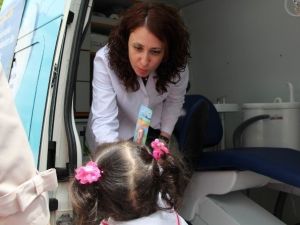 Çocuklara Mobil Diş Aracında Ücretsiz Ağız Ve Diş Sağlığı Taraması