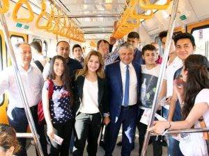 MHP’li Yılmaz Metroya Bindi, Oy İstedi