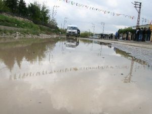 Silvan’da Kanalizasyonlar Karayoluna Akıyor