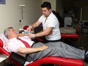 Başkan Karaosmanoğlu, Kızılay’a Kan Bağışladı
