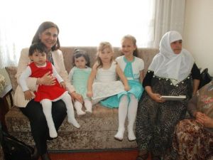 Muttalipli Kadınlar Usluer’e Yöresel Kıyafetlerinden Hediye Etti