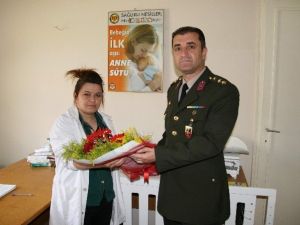 Kulu’da Jandarmadan Hemşirelere Çiçek