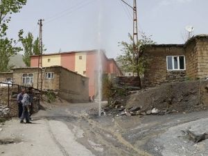 Hakkari’de Su Şebekesi Hattı Patladı