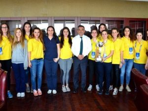 ÇOMÜ Kadın Basketbol Takımı’ndan Rektör Acer’e Ziyaret