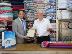 SGK’dan 65 Yıldır Sigortalı İşçi Çalıştıran Esnafa Plaket