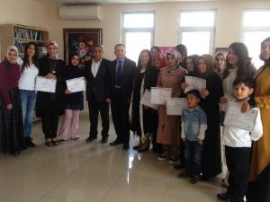 Kadınlar İngilizce Ve Bilgisayar Sertifikası Aldı