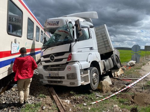 Hemzemin geçitte yolcu treni tıra çarptı